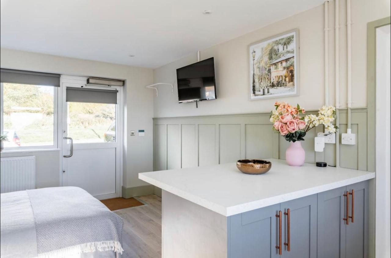 Seaview 1 Bed Open Condo - Free Parking Brighton Екстер'єр фото