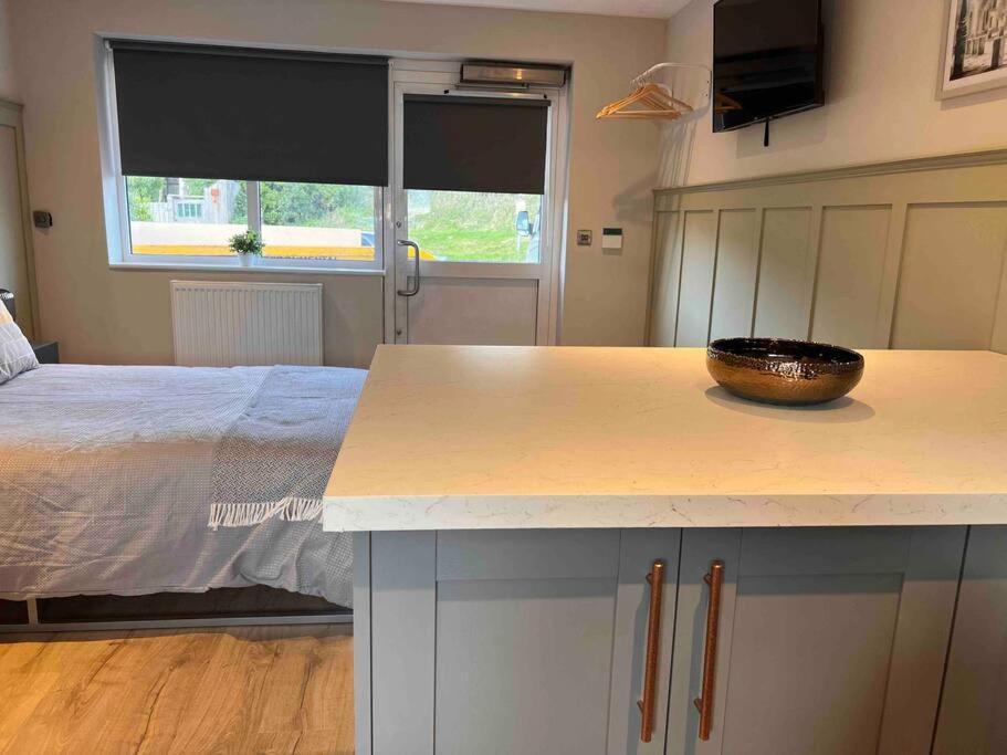 Seaview 1 Bed Open Condo - Free Parking Brighton Екстер'єр фото